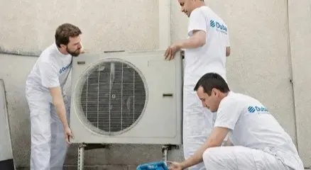 Equipe Dubai Ar Condicionado em atendimento técnico